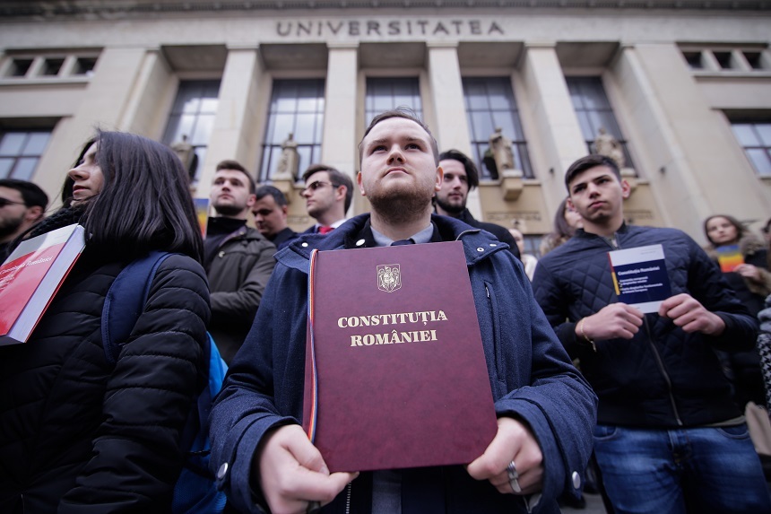 UPDATE - Protest tăcut al studenţilor la Drept faţă de modificările legislaţiei penale: Bucureşti: Peste 250 de studenţi cu Constituţia în mâini au stat pe treptele facultăţii. Iaşi: "Tudor Tudorel, nu ne eşti model". FOTO/VIDEO