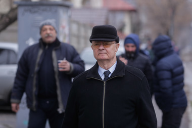 UPDATE - Începe judecarea dosarului Mineriadei din 13-15 iunie 1990. La instanţă s-au adunat zeci de persoane. Vigil Măgureanu, huiduit la intrarea în sala de judecată
