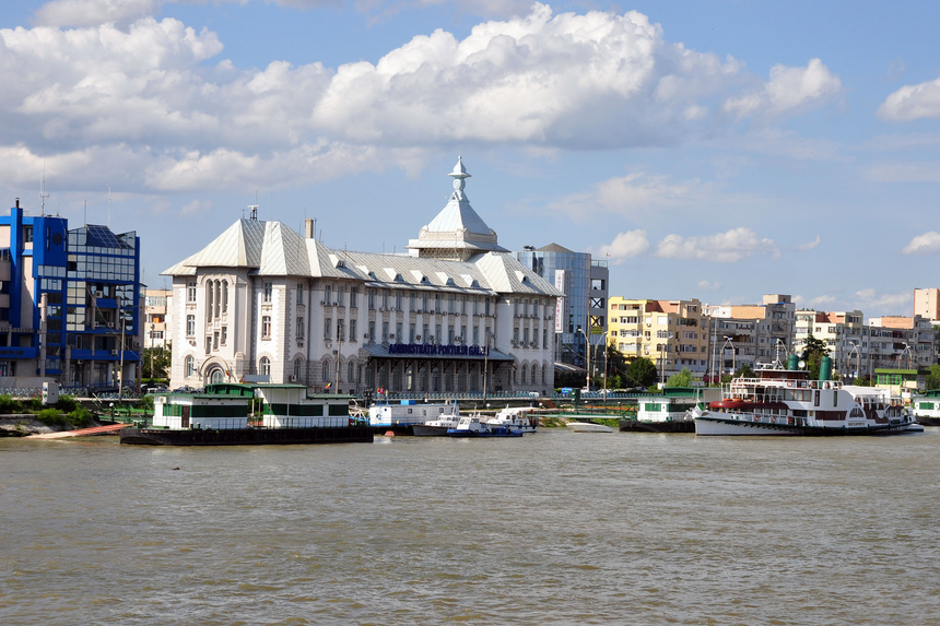 Directorul Companiei Administraţia Porturilor Dunării Maritime a fost reţinut pentru luare de mită
