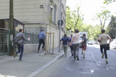 Fostul patron al Tel Drum Marian Fişcuci a luat-o la fugă la ieşirea din sediul DNA - FOTO