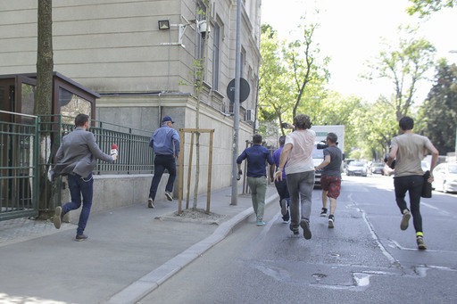Fostul patron al Tel Drum Marian Fişcuci a luat-o la fugă la ieşirea din sediul DNA - FOTO