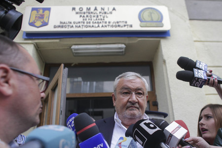 Cauţiune de un milion de euro stabilită în cazul fostului ministru Sebastian Vlădescu, urmărit penal pentru luare de mită şi trafic de influenţă