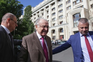  UPDATE - Ion Iliescu, la Parchetul General, în dosarul Revoluţiei. Un bărbat i-a strigat: Criminalule! Declaraţia avocatului fostului preşedinte. Urmărirea penală, extinsă şi pentru intervalul 22 – 27 decembrie 1989 - COMUNICATUL Parchetului  - FOTO