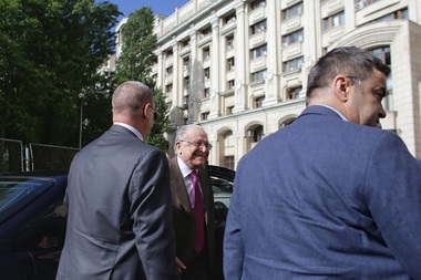 Avocatul lui Ion Iliescu: Credeţi că cineva se gândea că peste 30 de ani o să răspundă pentru o chestiune care la ora aia i s-a părut onestă şi absolut corectă? Fostul preşedinte a plecat de la Parchet după mai puţin de o oră
