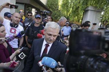 Instanţa supremă ar urma să pronunţe astăzi decizia în dosarul în care Liviu Dragnea este judecat pentru instigare la abuz în serviciu. DNA a cerut ca liderul PSD să fie condamnat la şapte ani şi jumătate de închisoare