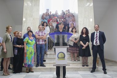 Kovesi: Decretul de revocare lasă un mare semn de întrebare dacă va exista o subordonare discreţionară a procurorilor şefi faţă de ministrul Justiţiei. Voinţa politică acum e pentru blocarea justiţiei. Dragi colegi, nu abandonaţi! FOTO