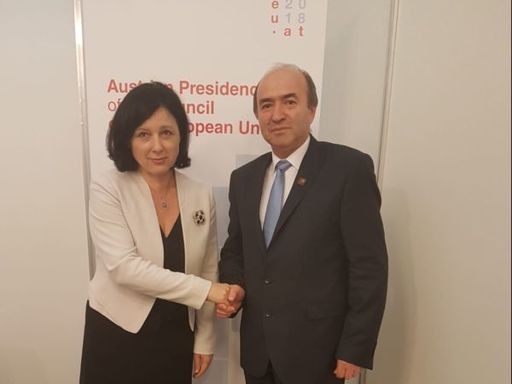 Tudorel Toader s-a întâlnit cu comisarul european pentru Justiţie, căruia i-a transmis că "au fost puse în acord de către Parlament cu deciziile CCR şi au fost soluţionate cererile de reexaminare formulate de preşedinte"