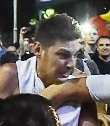 Parchetul Tribunalului Bucureşti face publice imagini cu un bărbat suspect în cazul agresării a doi jandarmi în Piaţa Victoriei şi cere populaţiei sprijin pentru găsirea lui. Parchetul Militar solicită oamenilor răniţi în violenţe să ofere informaţii