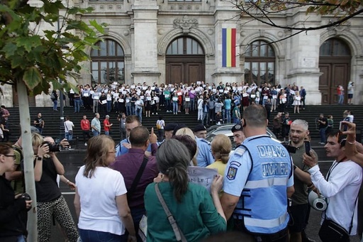 Protest al magistraţilor în faţa Curţii de Apel Bucureşti, faţă de modificările legilor justiţiei. Lazăr: Tânăra magistratură a ajuns la maturitatea şi profesionalismul care-i permit să reziste la presiuni. Replica ministrului Justiţiei - VIDEO