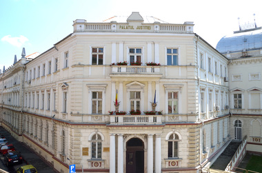 Opt studenţi străini trimişi în judecată în dosarul ”diplome de licenţă fără studii”, care vizează două universităţi din Arad. Până acum, 24 de inculpaţi şi-au recunoscut vina

