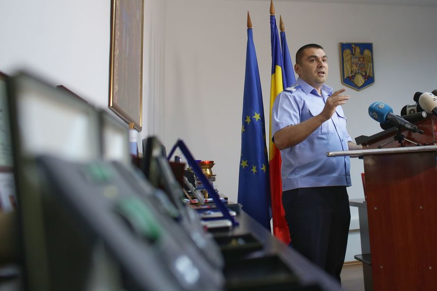 Prim-adjunctului Jandarmeriei Române, Sebastian Cucoş, i s-a adus la cunoştinţă că are calitatea de suspect în dosarul violenţelor din 10 august. Mai mulşi protestatari în faţa Parchetului General, strigând "La puşcărie"