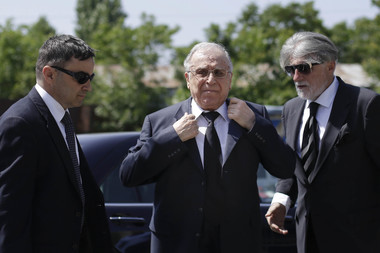 Fostul preşedinte Ion Iliescu, Gelu Voican Voiculescu, Iosif Rus şi Emil (Cico) Dumitrescu, acuzaţi oficial de crime împotriva umanităţii, în Dosarul Revoluţiei/Voican Voiculescu: O răzbunare politică. Procurorii au primit directivă de la Iohannis