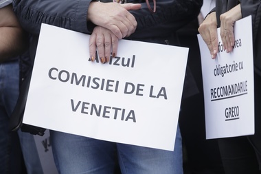 Magistraţii vor protesta vineri pe treptele Palatului de Justiţie din Bucureşti, faţă de modificările intempestive făcute prin OUG la legile justiţiei, anunţă procurorul Lăncrăjan