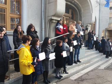 Patruzeci de procurori au protestat, la Iaşi, faţă de OUG 7, lor alăturându-se şi câţiva studenţi de la Facultatea de Drept. FOTO

