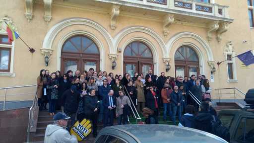 Proteste tăcute ale magistraţilor în mai multe oraşe din ţară faţă de OUG 7/2019; trecătorii i-au aplaudat şi au strigat ”Cinste lor, cinste magistraţilor”. FOTO/ VIDEO
