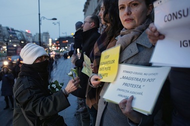 Protest la Ministerul Justiţiei faţă de OUG 7, de modificare a legilor justiţiei. Si actorii de la Teatrul Naţional vor protesta cu banderole albe pe braţ