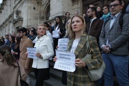 Protest al magistraţilor pe treptele Curţii de Apel Bucureşti. FOTO