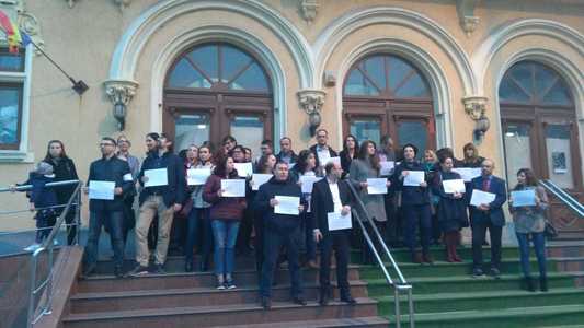 Aproximativ 40 de procurori şi judecători au protestat în faţa Judecătoriei Constanţa, solicitând abrogarea OUG 7