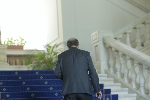 Toader: Am luat act de decizia doamnei prim-ministru de a trimite solicitarea de revocare. Prim-ministrul nu poate să ceară demisia. Juridic nu poţi cere cuiva demisia. Voi reflecta şi astăzi decid dacă îi trimit demisia sau rămânem pe ideea revocării