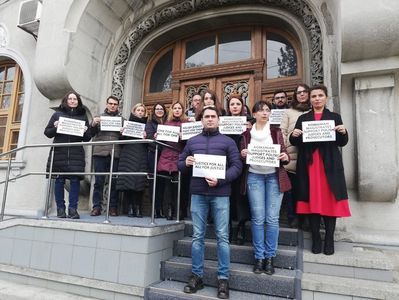 Asociaţii ale magistraţilor îşi exprimă indignarea faţă de lipsa de reacţie a CSM în privinţa situaţiei din Polonia/ Sute de magistraţi români şi-au arătat susţinerea în ţară, iar judecătorul Andrea Chiş a participat la manifestaţia de la Varşovia - FOTO/