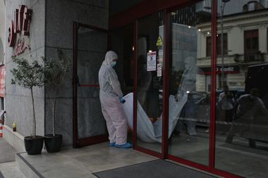 Parchet: Dosarul privind decesul iranianului Mansouri Gholam Reza, la Hotel Duke din Capitală, clasat. Bărbatul s-a sinucis. A urcat special cu liftul până la etajul 5 al hotelului, de unde s-a aruncat. Nicio altă persoană nu a fost implicată