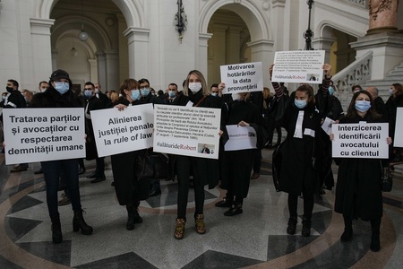 Zeci de avocaţi au protestat la Curtea de Apel Bucureşti faţă de condamnarea avocatului Robert Mihăiţă Roşu în dosarul Ferma Băneasa - FOTO
