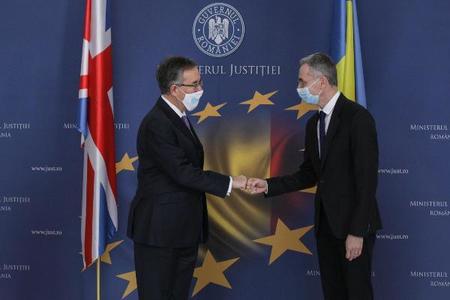 Ministrul Justiţiei a discutat joi cu ambasadorul Marii Britanii în România despre mandatele europene de arestare în cazul lui Alexander Adamescu şi Puiu Popoviciu