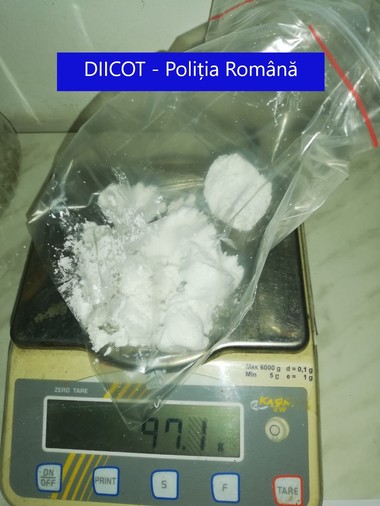 Iaşi: Trei persoane, reţinute şi alte două puse sub control judiciar pentru trafic de droguri | FOTO, VIDEO