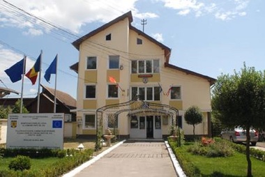 Primarul din Vinţu de Jos, plasat sub control judiciar pentru 60 de zile/ El este acuzat de delapidare, fals intelectual şi uz de fals / Primarul ar fi atestat în fals că a primit studii de fezabilitate de la o firmă şi a plătit peste 400.000 de lei


