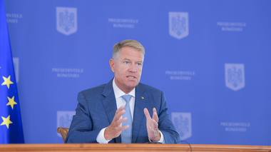 Iohannis a promulgat legea prin care avocaţii cu handicap care au minim o treime din stagiul complet de cotizare pot beneficia de reducerea cu 15 ani a vârstei de pensionare