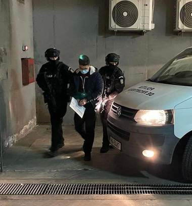 UPDATE - Tânărul suspectat în cazul dublei crime de la Iaşi, adus în ţară/ Poliţia Română: S-a reuşit aducerea în România a bărbatului în 8 zile de la depistare 