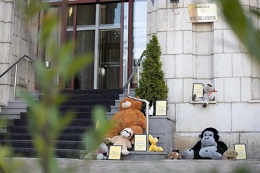 Comunitatea Declic acuză Ministerul Justiţiei că a avizat negativ proiectul care încadrează ca viol orice act sexual al unui adult cu un copil mai mic de 16 ani / Ministerul susţine că va sprijini astfel de demersuri dacă nu sunt afectate de erori de tehnică legislativă 
