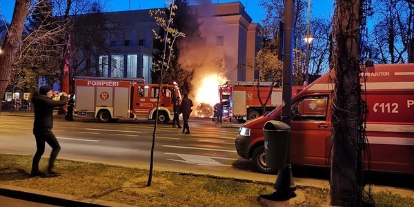 Incident la Ambasada Rusiei - Procuror: Maşina a intrat în poartă, iar imediat după, persoana aflată în autoturism a aprins un dispozitiv şi s-a produs incendiul / Mai multe recipiente cu vopseluri, în maşină  