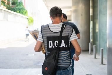 Giurgiu: Trei persoane, acuzate de fapte de corupţie, trimise în judecată / Unul dintre inculpaţi a pretins că este ofiţer DGPI 