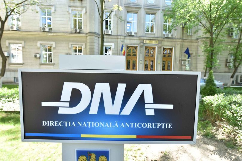 Inspector ANAF din Cluj, reţinut de procurorii DNA / El este acuzat de luare de mită, fiind ulterior arestat preventiv 