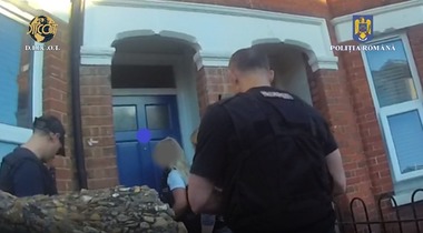 Percheziţii în România şi Marea Britanie, pentru destructurarea unei grupări acuzate de trafic de persoane, proxenetism şi spălare a banilor / 14 persoane sunt vizate, una fiind arestată în Româna şi patru în Anglia  
