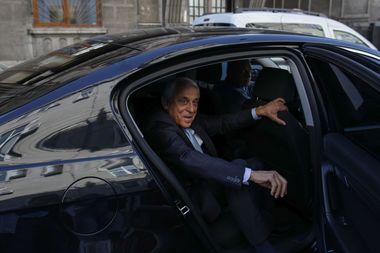 UPDATE - Ministrul Agriculturii Petre Daea, la DNA, pentru a fi audiat în dosarul predecesorului său Adrian Chesnoiu, acuzat că a intervenit pentru a influenţa mai multe concursuri de angajare - FOTO