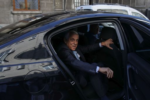 UPDATE - Ministrul Agriculturii Petre Daea, la DNA, pentru a fi audiat în dosarul predecesorului său Adrian Chesnoiu, acuzat că a intervenit pentru a influenţa mai multe concursuri de angajare - FOTO