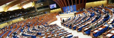 APCE cere ca România să ţină cont de recomandările GRECO şi Comisiei de la Veneţia privind legile justiţiei, admiţând că a făcut progrese în ceea ce priveşte sistemul judiciar şi lupta anticorupţie / Solicită transparenţă privind contractele presă-partide