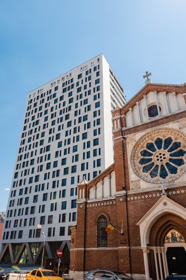 Arhiepiscopia Romano-Catolică de Bucureşti susţine iniţiativa lui Nicuşor Dan de a face recurs la decizia prin care s-a suspendat dispoziţia de demolare a Cathedral Plaza: Eşec major al statului de drept în plină campanie pentru ridicarea MCV