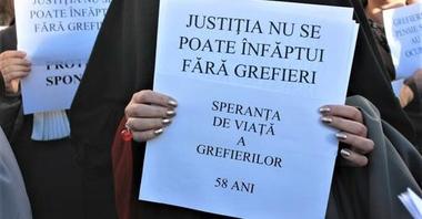 Grefierii ameninţă cu proteste / Sindicat: Grefierii beneficiază de pensie de serviciu, nu de pensie specială / 1.724 grefieri pensionari, în 2021 / Pensia medie - 4.839 lei