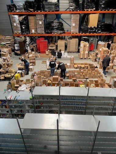 Percheziţii ale Parchetului European în Ţările de Jos, în cadrul unei anchete care vizează sustragerea de la plata TVA din vânzări online de parfumuri şi produse electronice / S-au folosit firme fantomă şi conturi bancare din mai multe state europene