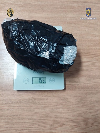 DIICOT: Bărbat prins în flagrant în judeţul Vrancea, în timp ce transporta cu maşina aproape un kilogram de canabis şi 30 grame de cocaină
