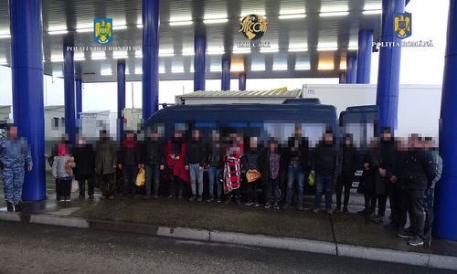 Reţea de traficanţi de migranţi, destructurată / 21 de persoane, arestate / Din 2019, au fost documentate opt transporturi, peste 180 de persoane fiind introduse ilegal în România / Migranţii, dispuşi să plătească între 8.000 şi 13.000 de euro 