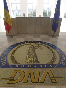 Fostul poliţist din Bucureşti prins în flagrant de DNA când primea 10.000 de euro de la o femeie căreia i-a promis că îi va facilita obţinerea frauduloasă de permise de conducere pentru ea şi fratele ei, trimis în judecată