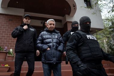 Dan Diaconescu a susţinut, în instanţă, că nu a făcut sex cu cele două fete minore şi nici nu ştie numele acestora. El admite că a făcut un selfie ele pentru că procedează în acest mod „cu toţi fanii”