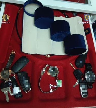 Trei persoane care se ocupau cu traficul de persoane surdo-mute, reţinute / Victimele erau racolate din zona Gării de Nord şi obligate să vândă diverse obiecte în trenuri, fiind şantajate şi ameninţate frecvent
