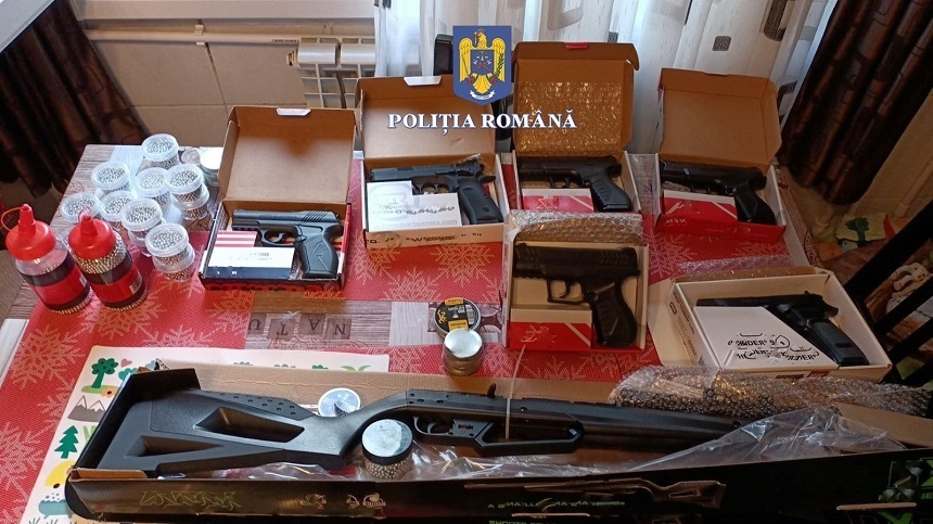 Prahova - Avocată reţinută sub acuzaţia de contrabandă şi nerespectarea regimului armelor şi muniţiilor. Procurorii spun că femeia cumpărase puşti şi pistoale pentru a le da copiilor săi, de 7 şi 10 ani, să se joace. Fiul cel mare împuşca păsări cu ele
