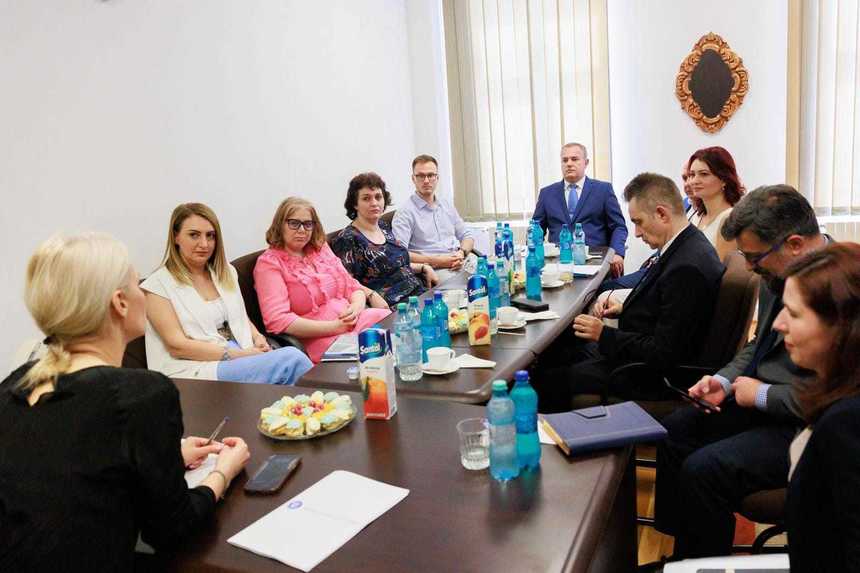 Ministrul Justiţiei, întâlnire cu reprezentanţi ai mediului judiciar din Argeş / Gorghiu: Calitatea actului de justiţie rămâne un deziderat al tuturor/ Ministrul anunţă că este nevoie de o instanţă la Mioveni