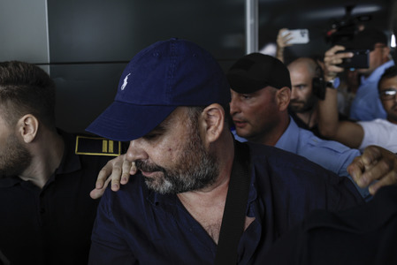 UPDATE - Darius Vâlcov a fost adus în ţară din Italia / Acesta va fi dus la penitenciarul Rahova / Fostul ministru a fost condamnat la 6 ani de închisoare / Precizările IGPR/ Reacţia şefului DNA- FOTO, VIDEO